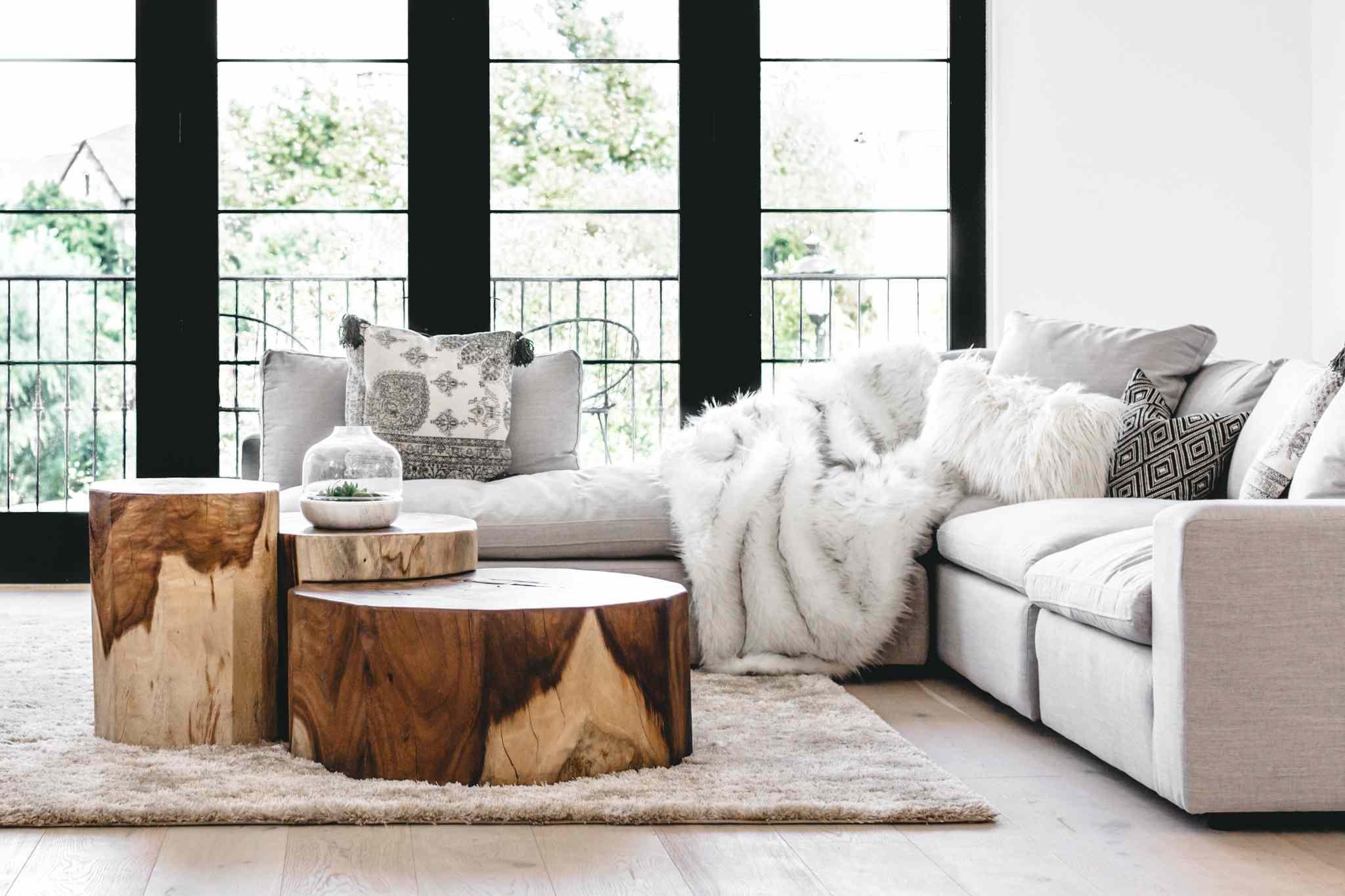 Modern Sydney living room combining timeless elegance with trendy decor elements.